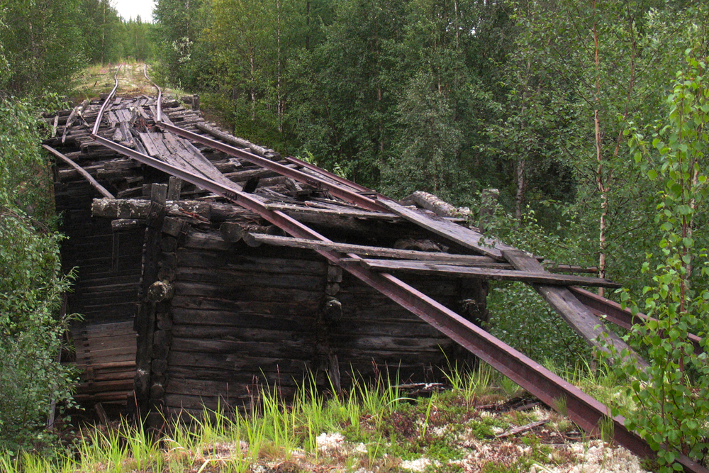 La construction a débuté en 1947 suite au besoin d'exploiter les riches réserves de minerais du Grand Nord russe et de faciliter leur transport vers l'étranger.