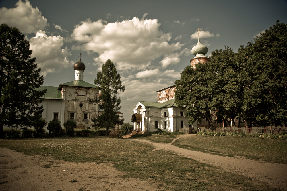 18 km from Rostov lies the settlement of Borisoglebsky. Its main attraction is the monastery, founded in honor of the first Russian saints, Prince Boris and Prince Gleb.