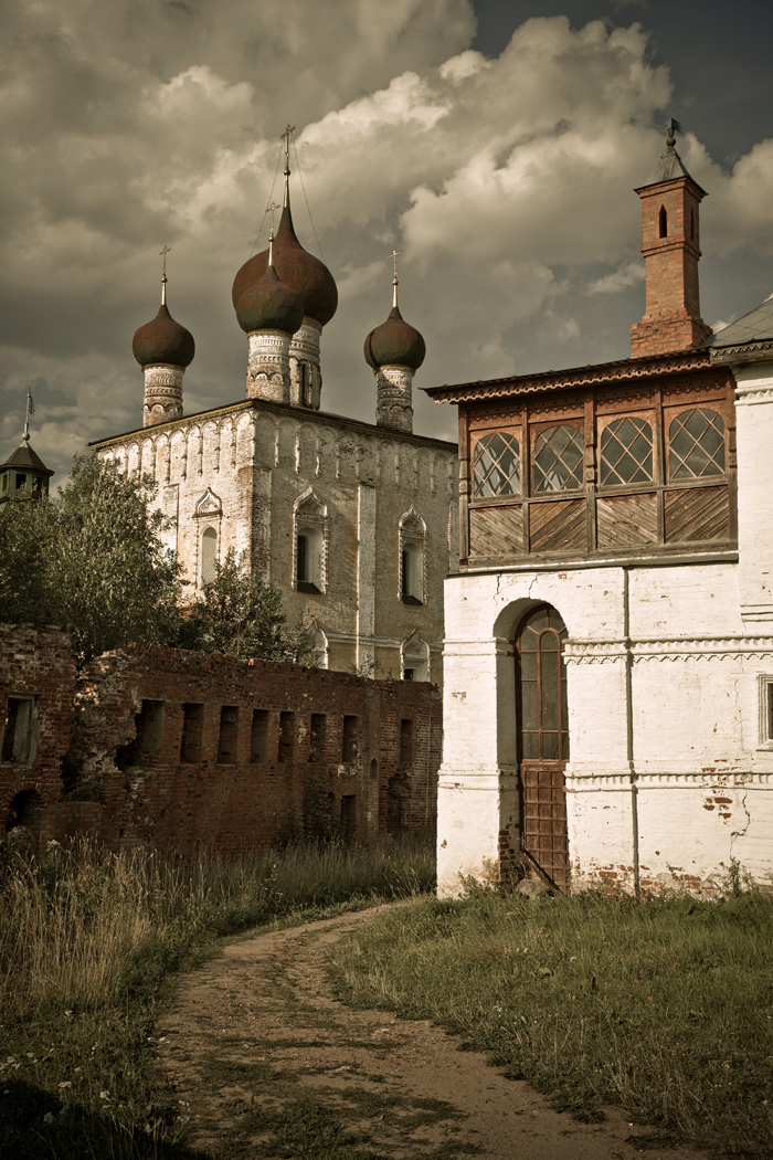 Borisoglebsky Monastery was loved by Moscow's princes and the first Russian tsars, who regarded it as "home."