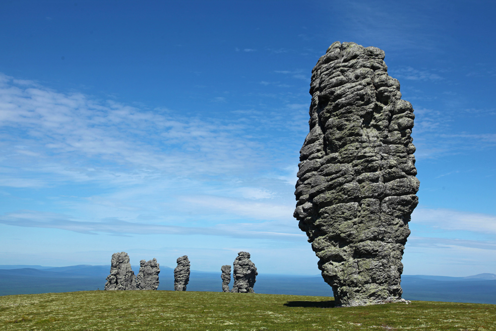 As gigantescas estátuas de pedra localizadas no planalto de Man-Pupu-Nier, em uma área remota da república de Komi, foram formadas pelo intemperismo seletivo das rochas circundantes. Com um total de sete colunas, cada uma com 30 a 40 metros de altura, o planalto Man-Pupu-Nier é um local muito popular entre os adeptos do turismo esportivo.
