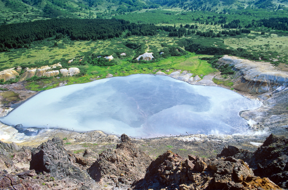 As ilhas Kurilas são lar de aproximadamente 40 vulcões ativos e muitos outros extintos. Os lagos da região são conhecidos por sua beleza extraordinária. A parte sul da ilha de Kunashir, que fica a 541 metros acima do nível do mar, abriga o lago em ebulição Ponto, localizado no interior da cratera do vulcão Golovin. A água ferve formando bolhas e liberando jatos de gás e vapor que soam como um apito pela costa. Em 2005 e 2006, um estudo do vulcanismo na ilha de Kunashir foi conduzido por cientistas. Segundo as descobertas, o lago foi formado após uma explosão freática no centro da caldeira, produzindo uma cratera de quase 350 metros de diâmetro que, em seguida, foi preenchida com água.