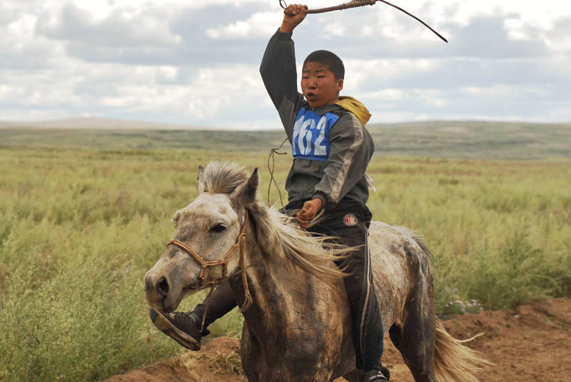Les Touvains ont coutume de se reposer, de dormir, de manger et de boire à cheval – un nomade peut être à cheval de l'aube au crépuscule, ses pieds ne touchant le sol. Par ailleurs, la selle n'est pas obligatoire: beaucoup préfèrent monter à cru.