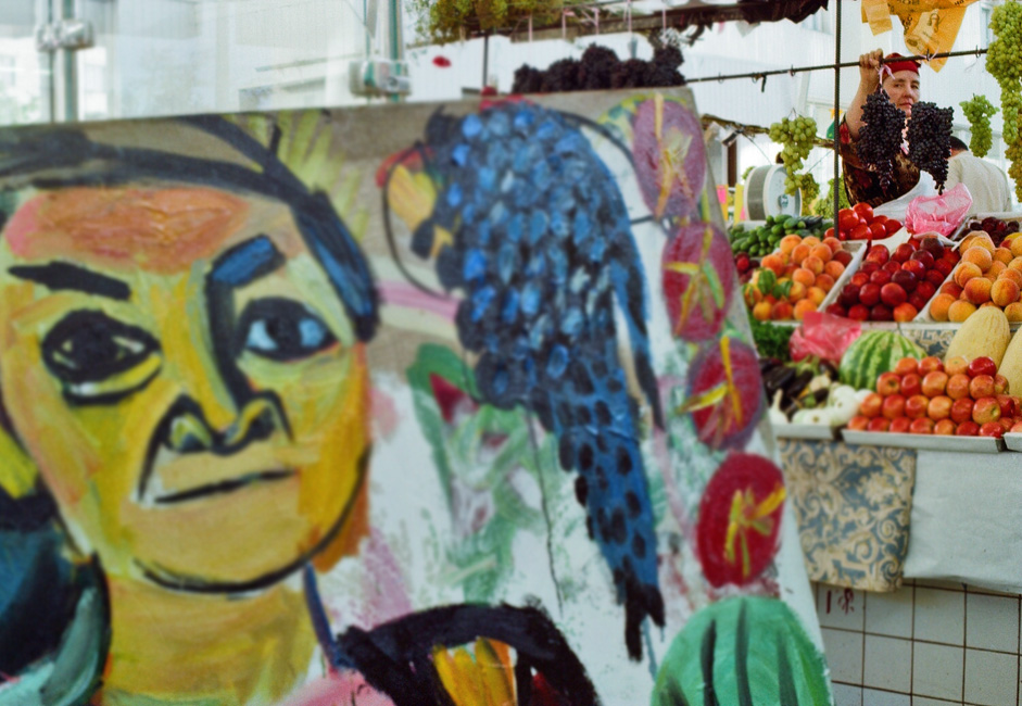 Les travailleurs migrants intéressent Evgenia depuis longtemps. En 2005, je suis allé à un marché en plein air bariolé pour dessiner. J'ai pensé que j'allais représenter un bel endroit où il y a des tas de fruits et de nombreuses couleurs vives.