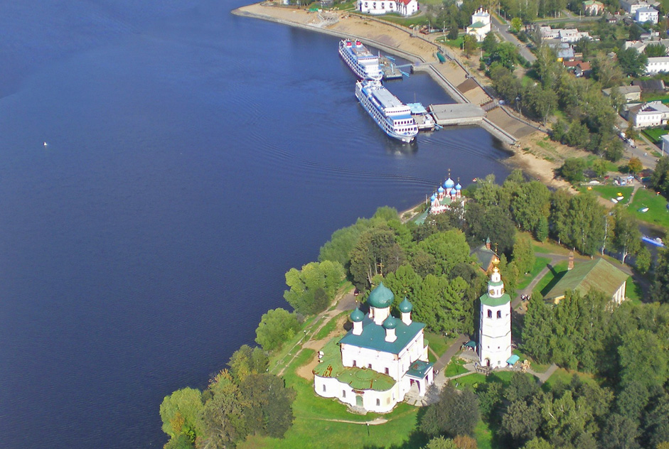 Uglitsch. Der Kreml, Region Jaroslawl // Uglitsch ist eine historische Stadt an der Wolga in der russischen Region Jaroslawl. Sie wurde 1148 erstmals urkundlich erwähnt. Der Name der Stadt soll auf den nahe gelegenen Turm im Fluss Wolga anspielen ("ugl" auf Russisch).