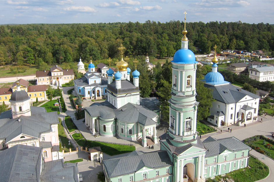 Das Optina-Kloster, Region Kaluga // Das Optina-Kloster ist ein orthodoxes Kloster, das rund 240 km von Moskau entfernt liegt. Die meisten Gebäude des Klosters wurden Ende des 18. und Anfang des 19. Jahrhunderts errichtet. Damals war das Optina-Kloster das wichtigste spirituelle Zentrum der russisch-orthodoxen Kirche und diente mehreren anderen Klöstern als Vorbild.