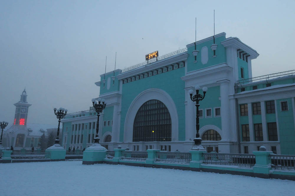 Novosibirsk je najveće prometno središte u Zapadnom Sibiru smješteno na raskrižju brojnih prometnica, uključujući i Transsibirsku željeznicu. Postoji i željeznica koja ga spaja s Centralnom Azijom.