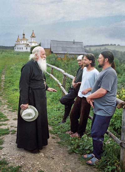 Отец Николај, старецот на Уфимската епархије, го посетува манастирот да одговори на прашањата на работниците. Мирјаните често го поминуваат времето во манастирот. Целта на нивната посета е несебичната желба да помогнат на манастирското семејство. Покрај тоа, на луѓето честопати им е потребна духовна помош и поддршка или патоказ во потрагата за нови погледи на животот.
