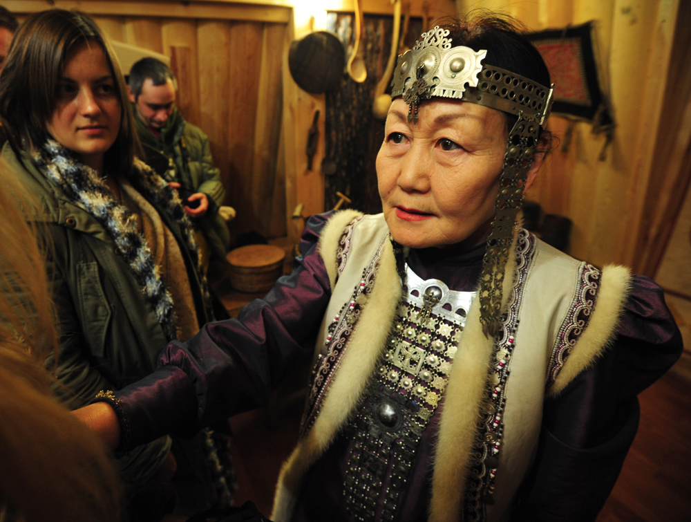 Vsi so oblečeni v narodno nošo, lepe ženske pa nadenejo še srebrni nakit. Med trajanjem festivala jakutske ženske nosijo nakit, katerega masa lahko doseže tudi 17 kilogramov.