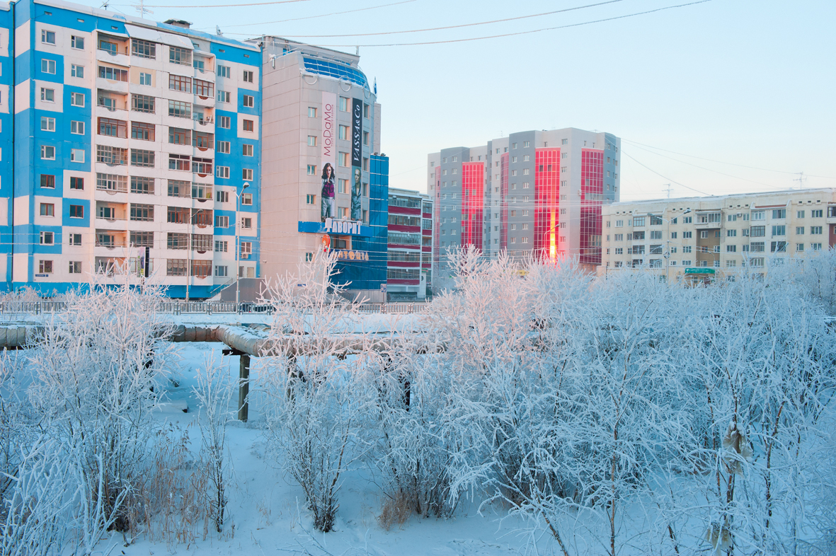 É facile, sostando a Yakutsk, rimanere contagiati dallo spirito pionieristico, retaggio dei grandi esploratori del passato: anzi, è auspicabile soprattutto per chi proseguirà il suo viaggio alla conquista di un angolo di questo enorme territorio che, per quanto studiato, rimane tutto da scoprire, e dove anche la gita del week-end fuori porta si può trasformare in un&#039;indimenticabile avventura