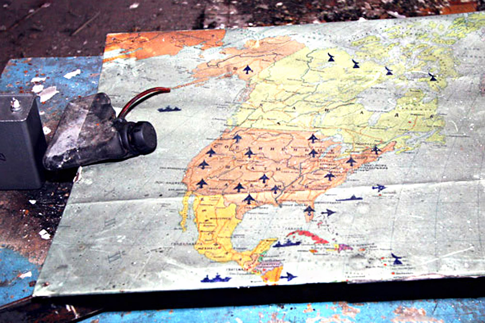 Mapas dos Estados Unidos com indicações de instalações militares eram desenhados tanto pelos militares como pelos ladrões de metal, que saquearam o lugar logo após os soldados partirem.