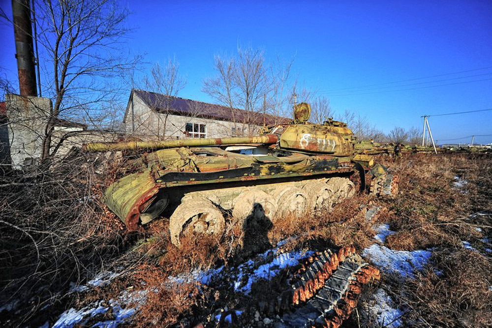 Na região existem tanques antigos dos anos 1970, bem como veículos de combate relativamente novos trazidos das ilhas Curilas.