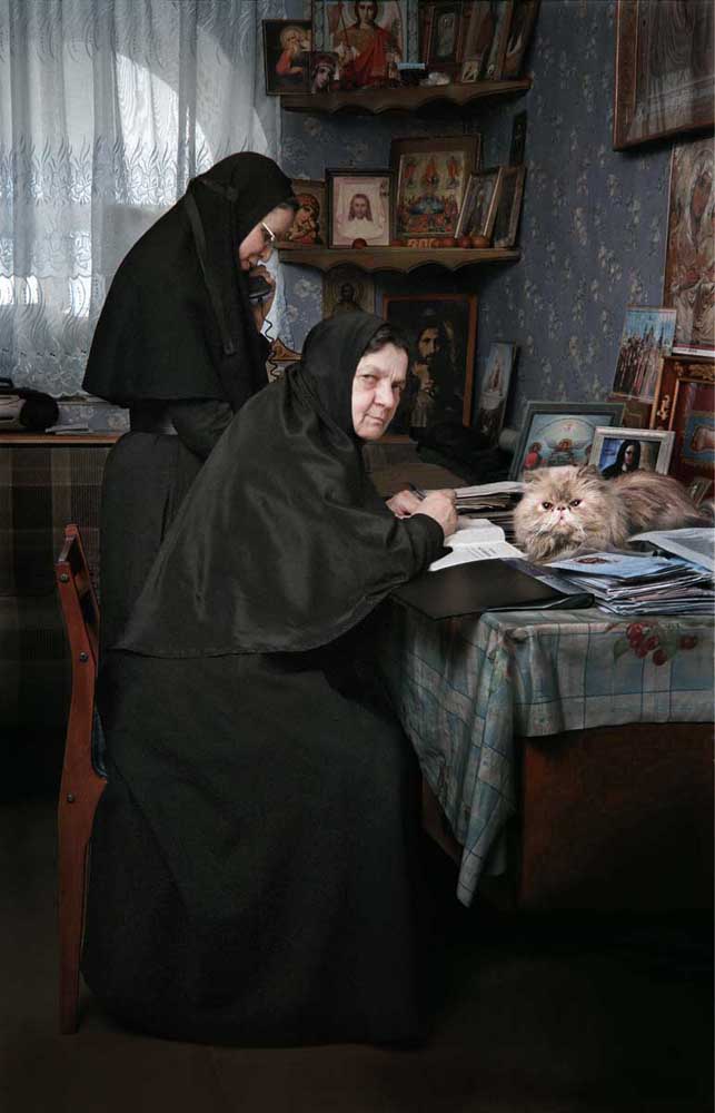 Couvent Serafim-Pokrovsky, Leninsk-Kouznetsk, Oblast de Kemerovo. Un couvent moderne. La Mère Supérieure Maria dans son bureau.