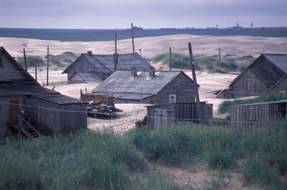 A Choïna, le sable est omniprésent. Il est partout, aussi loin que porte la vue. Les dunes, qui migrent le long de la côte de la mer Blanche sous l'action du vent d'ouest, peuvent enterrer une maison jusqu'au toit en une seule nuit.