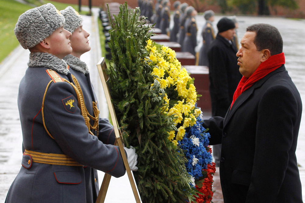 Hugo Chávez participa de cerimônia de colocação de coroa de flores no Túmulo do Soldado Desconhecido, em Moscou. Outubro de 2010. / / Em 6 de março de 2013, o presidente russo Vladímir Pútin disse que Chávez era um amigo da Rússia. O embaixador russo para a ONU, Vitáli Tchúrkin, declarou que os russos são solidários ao povo venezuelano.