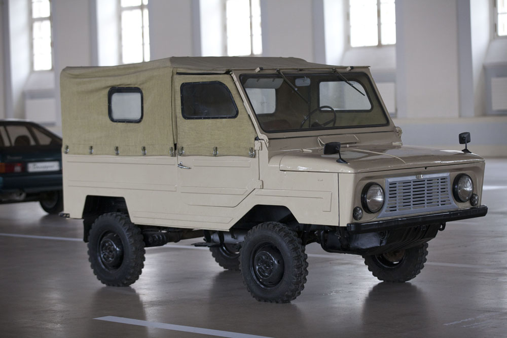 LuAZ-967 était la désignation civile du transporteur de la ligne de front, un petit véhicule amphibie soviétique d'entraînement à quatre roues. Il a été conçu en 1959 à l'usine Moskvitch MZMA pour les troupes aéroportées russes. La production de masse a eu lieu de 1961 à 1975 à l'usine automobile de Loutsk (Luaz).