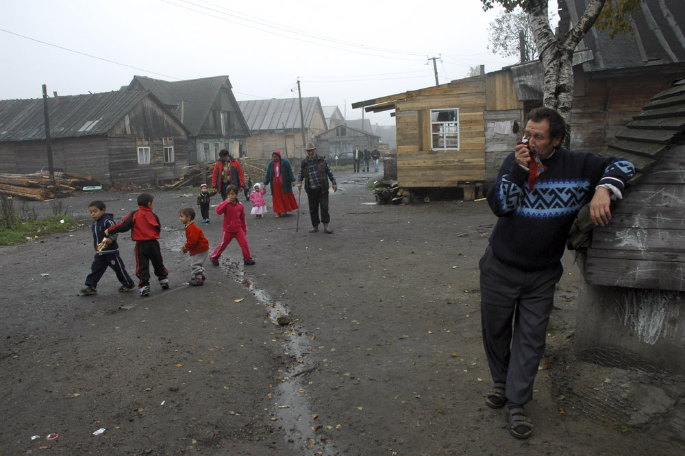 1/10. Цигани који живе у селу Пери у околини Санкт Петербурга своје насеље зову „табор“. Овде су се доселили из Молдавије пре више од 30 година.