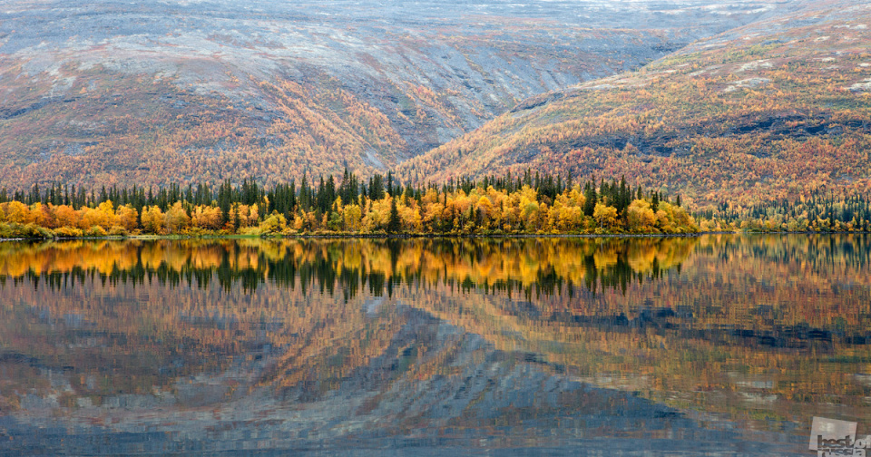 ベスト・オブ・ロシアは、毎年1回実施される、定評あるロシアの写真コンテスト。今年で5周年を迎えるこのコンテストは、ロシア人の間でたいへんな人気を集めている。ここに「自然」部門の入賞作品をご紹介する。// 水面に映る秋の色、ムルマンスク
