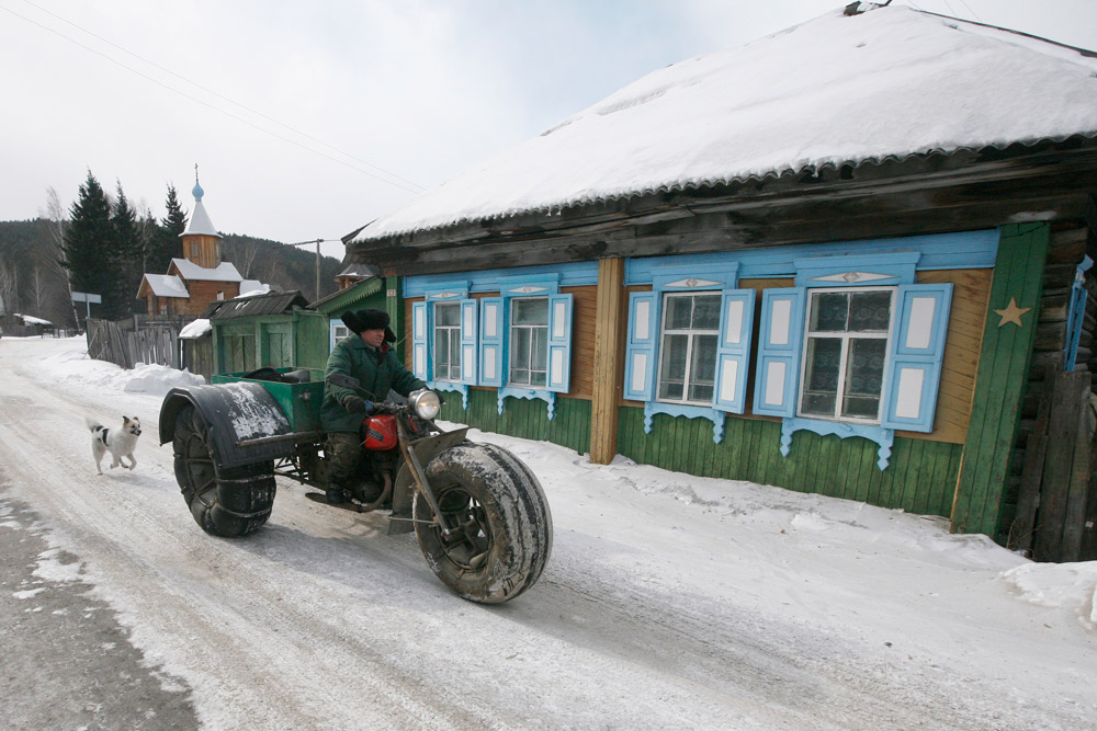 ユシュコフは1971年に作られたソ連製の「IZHプラネタ」オートバイを改造して、いかなる気候条件でもタイガを走れるオフロード走行のためのバイクを作った。 ユシュコフは自作の三輪クロスカントリー車両をオフシヤンカ村で乗り回す。
