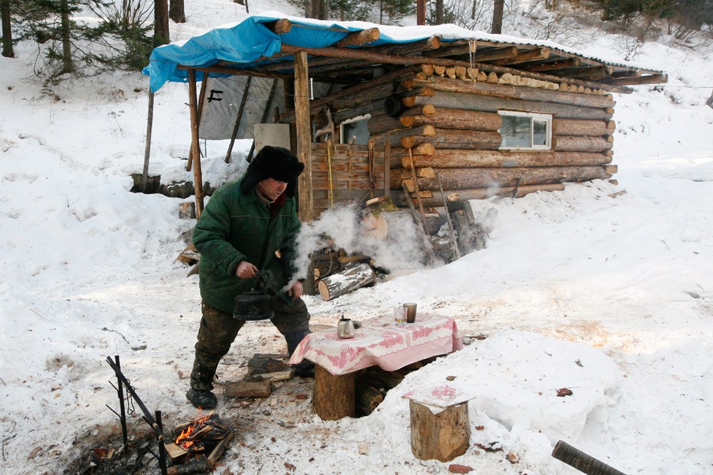 ユシュコフは僻地のタイガにある自作の狩猟小屋に運転した後にお茶をいれる。