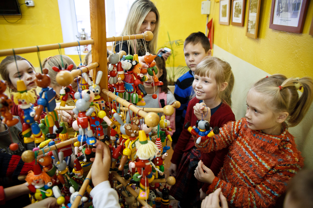 同社はクリモフスクの木製の民俗芸術の物語を語るおもちゃ博物館を作った。