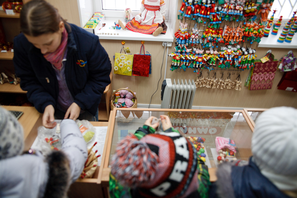遠足の後、ショップでクリモのおもちゃや、ホフロミ、グジェリ、フィリモノヴォ、ジョストヴォなど他の民芸品メーカーの製品を購入することができる。