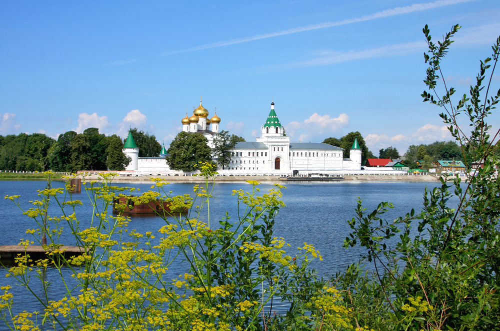 Das 336.8 km von Moskau entfernte Kostroma ist eine historische Stadt und Verwaltungszentrum des Gebietes Kostroma. Der am Zusammenfluss von Wolga und Kostroma gelegene Ort gehört zur touristischen Route "Goldener Ring".