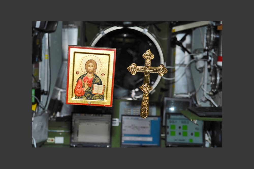ISSのロシア居住区には、イコンが4つある。聖書と大きな十字架もある。この十字架は、故アレクシー2世総主教が、ロシア連邦宇宙庁（ロスコスモス）の幹部に贈ったもので、2006年にソユーズТМА-8宇宙船が運んできた。