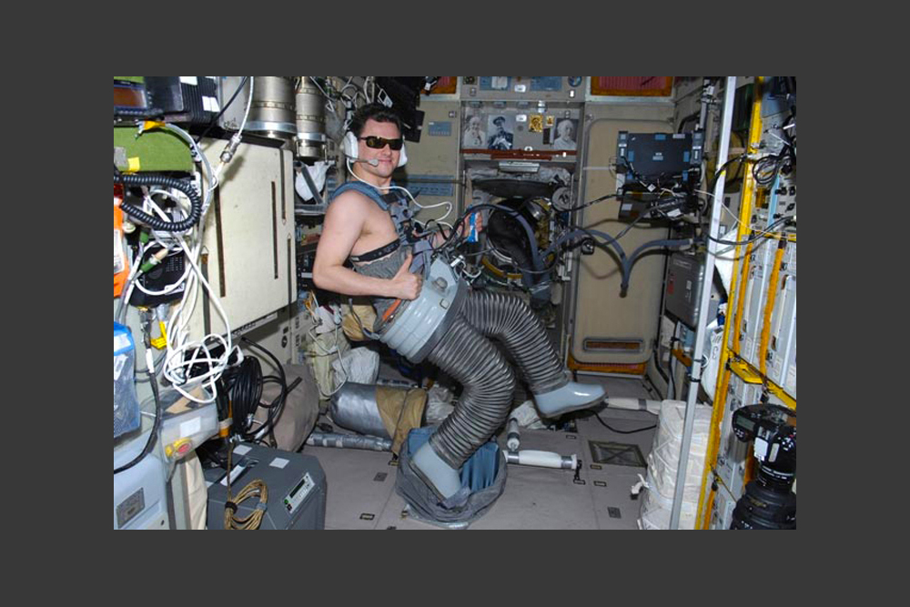 ISS での生活は分刻みで全部決まっている。毎朝、宇宙飛行士は健康診断を受けなければならない。心身を快調に保つため、毎日の身体トレーニングが不可欠だ。