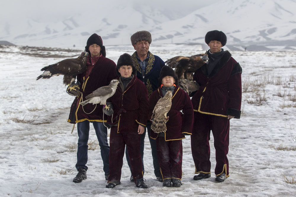 鷹狩りは、猛禽類を使った狩猟の中でも最も壮観なものの一つだ。原則として、飼いならされた鳥は隼や鷹である。狗鷲（イヌワシ）を使った狩りは、ユーラシア草原、特に中央アジアでの伝統芸だ。
