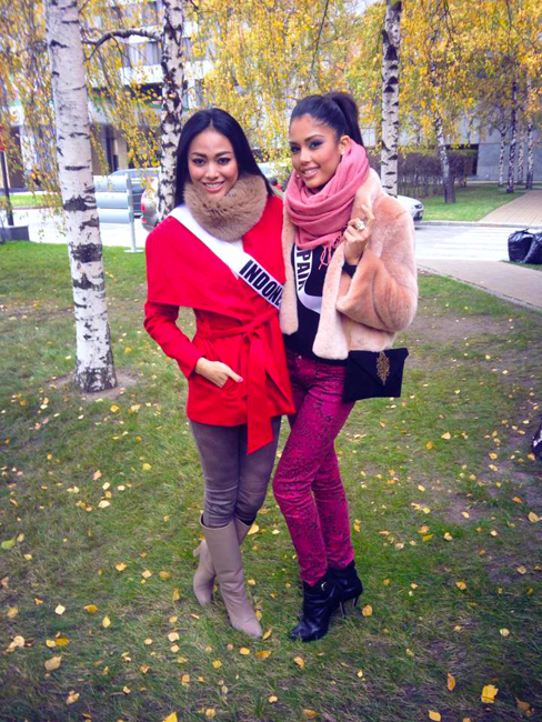 Whulan bersama Miss Spanyol berpose di depan pohon bereza, salah satu simbol negara Rusia.