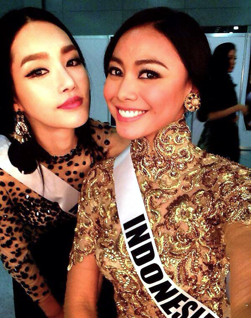 Berbalut kebaya, Miss Indonesia Whulan Herman berfoto bersama Miss Korea Yumi Kim.