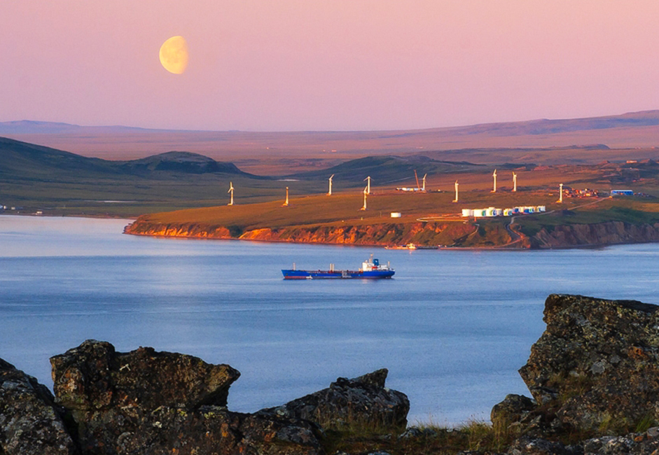 Daerah Otonomi Chukotka memiliki berlian Arktik, yaitu Pulau Wrangel. Cagar alam ini sering disebut sebagai ‘rumah bersalin’ beruang kutub. Pulau Wrangel tidak tertandingi pulau-pulau Arktik lainnya dalam hal keanekaragaman hayati, melebihi keseluruhan Kepulauan Arktik Kanada. // Bulan pada Agustus di atas Teluk Anadyr dan pembangkit listrik tenaga angin.