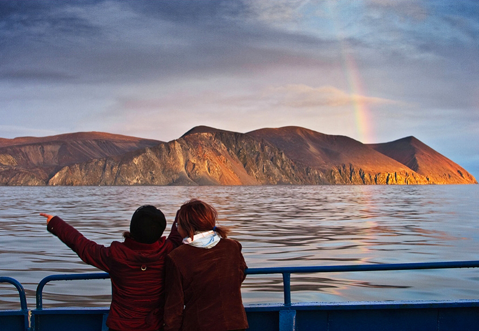 Arcoíris sobre la bahía de Providencia al este de Chukotka.