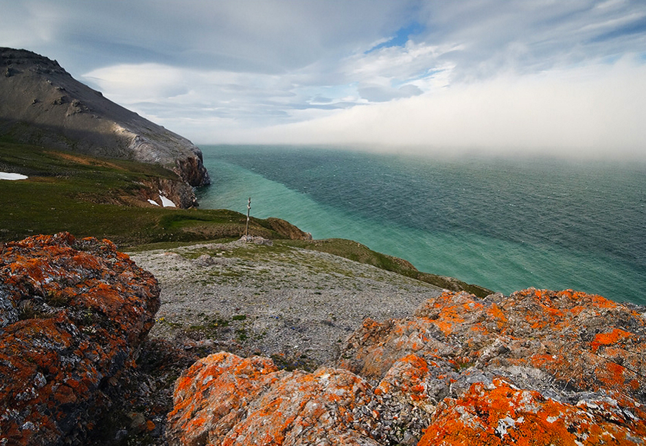 El fin del mundo: una vista del estrecho de Bering. Tras la niebla se encuentra el continente americano.