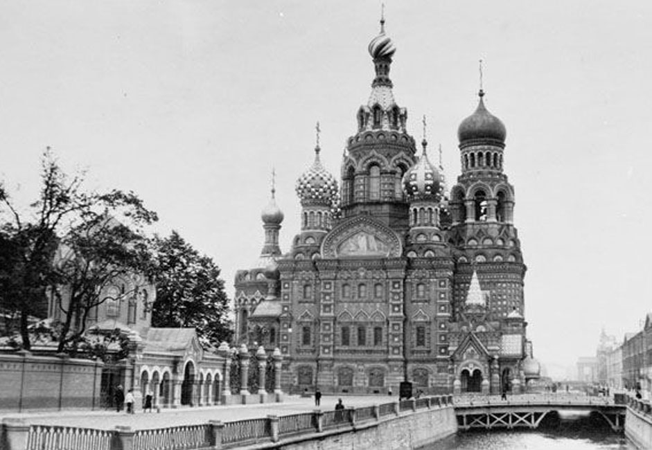 Die Stadt wurde 1703 vom russischen Zar Peter dem Großen gegründet. Zuerst wurde eine Festung errichtet, aber bald schon entstand hier der größte Seehafen des Russischen Reiches. Wohl deshalb wurde die Stadt auch als Fenster nach Europa bezeichnet.