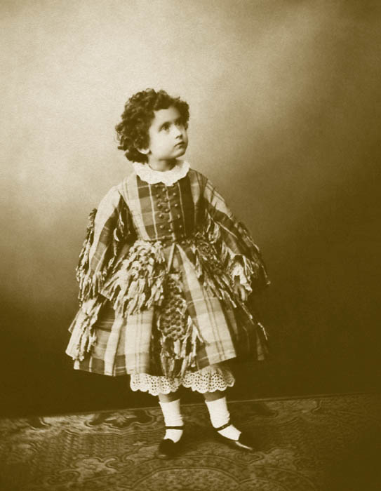 Dans les années 1860, les vêtements pour enfants en Russie suivaient généralement les préceptes de la mode proclamés à Paris. L'habillement des garçons et des filles jusqu'à l'âge de cinq ans ne différait que légèrement. Ils portaient tous des jupons et de petits pantalons. Les frères et les sœurs s'habillaient de la même façon.