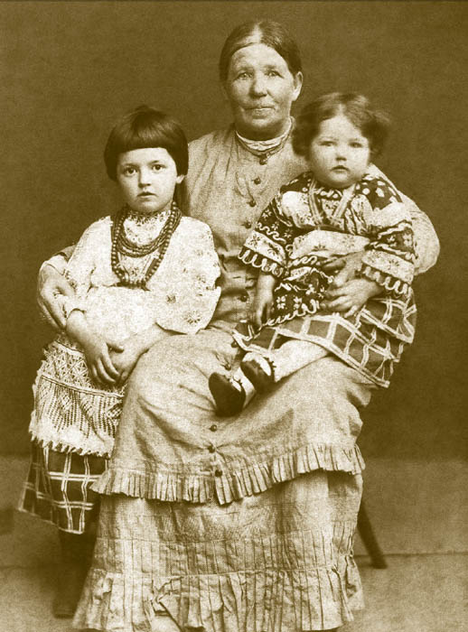 ロシアの民族衣装の影響は、アレクサンドル3世の時代に特によく現れている。ドレスにはしばしばロシア風のクロスステッチが施され、子供のドレスに はクローシェ編みのカラーレースが大人気だった。ロシア風、小ロシア風の子供用ドレスは1880年代、スラヴ派社会で特によく見られた。