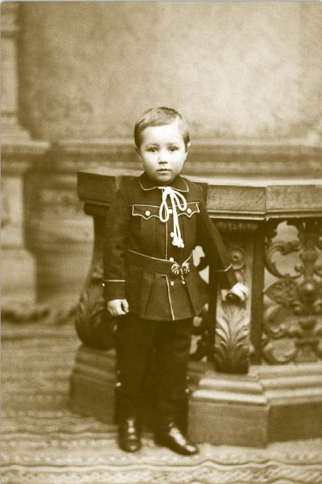 1890年代になると、子供服の変化はより顕著になった。1～4歳の男児は、しばしばわきにロシア風留め具のついた、ウエストの低いワンピースを着ていた。大きな襟のついたセーラー服が特に好まれた。