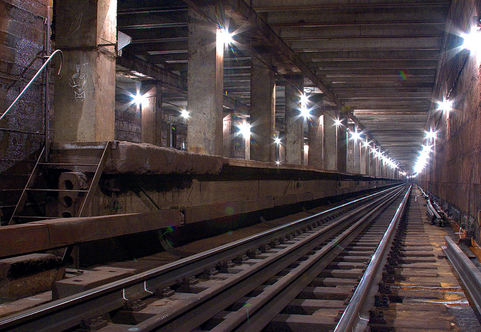 最長の工期。タガーンスコ＝クラスノプレースネンスカヤ線のスパルタク駅は、建設の工期が最も長引くという不名誉な記録を有し ている。40年近く前の1975年に始まった工事は、タガーンスコ＝クラスノプレースネンスカヤ線のオクチャーブリスコエ・ポーレ＝プラネルナヤ駅間 の延長工事と同時に開始されたが、この駅は未だに竣工していない。