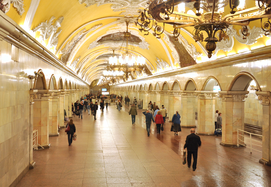 最も豪華な駅。環状線のコムソモーリスカヤ駅は、建築設計者の計画ではモスクワへの入り口として機能し、その豪華さとソビエトの 権力を誇示することで、首都への来訪者をあっといわせるという構想だった。したがって、その建設には費用がおしまれなかった。この駅は、スターリン様式 と、権力誇示を特徴とする巨大建築主義の極致となった。中央トンネルの直径幅でさえ、標準の幅を2メートルも超える11.5メートルになっている。このた め、この駅の天井はモスクワ地下鉄で最も高くなっており、花紺青と宝石がちりばめられた8つのモザイクのパネルが飾られている。