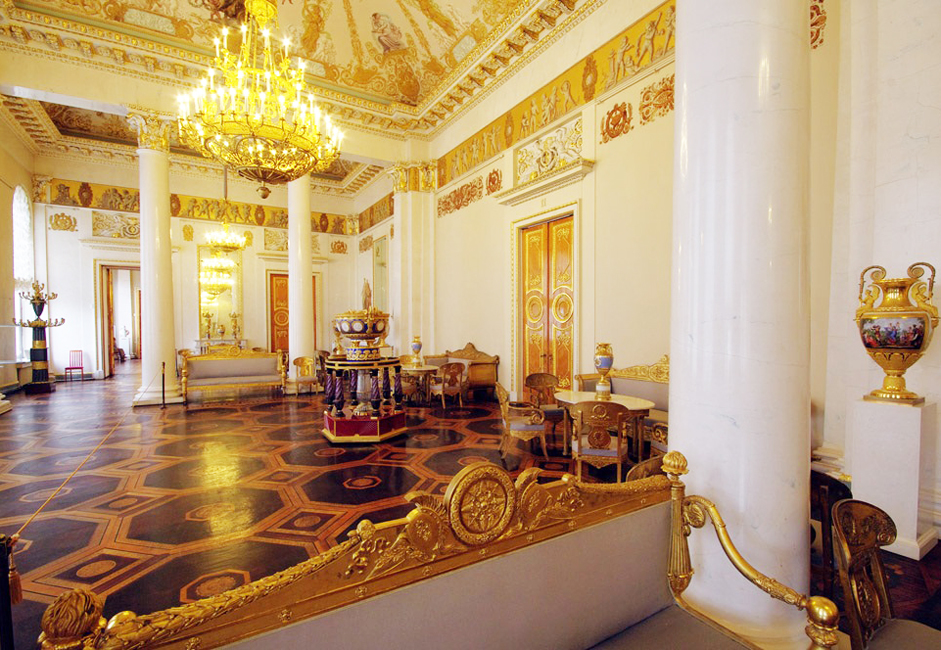 Aunque tardó mucho más tiempo en aparecer un museo de arte nacional en San Petersburgo que en Moscú, este adquirió inmediatamente un estatus nacional y una sede permanente dentro de uno de los mejores palacios de la ciudad.