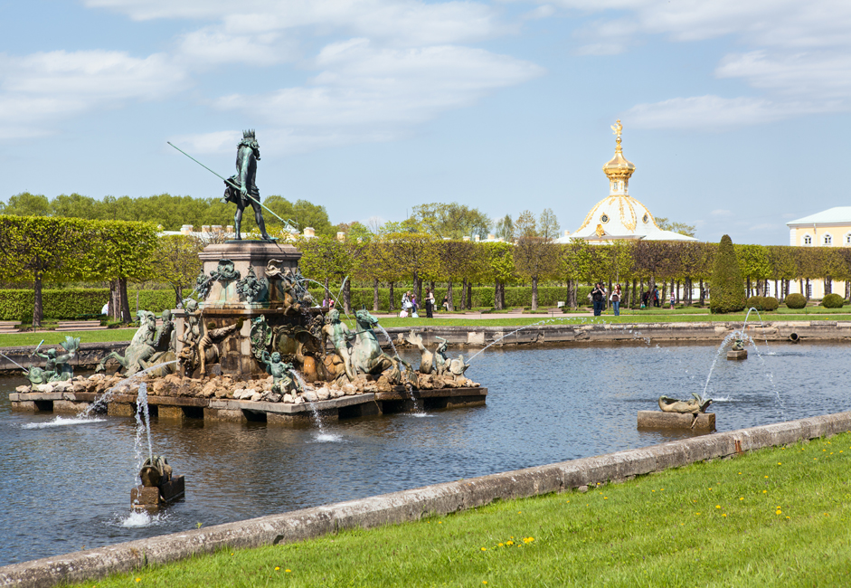 ベルサイユ宮殿から多大な影響を受けた宮殿をもつバルト海沿岸のペテルゴフは、比類のないサンクトペテルブルクから の日帰り旅行に最高で、来訪者を魅了してやまない。ここの光景は、大噴水に水が流れ、公園に花が咲き乱れる4月～10月に存分 に満喫できる。ピョートル大帝の夏の宮殿までの交通手段として、フェリーか水中翼船を利用すると、大帝がこの沿岸地域に対して思い描い た野望や、ロシア最西部のフロンティアとしてこの地域が担った役割を感じ取ることができ、さらに有意義な体験を味わえる。ボートに乗れる広大な公園は、夏の子ども向けの行き先としても最適だ。