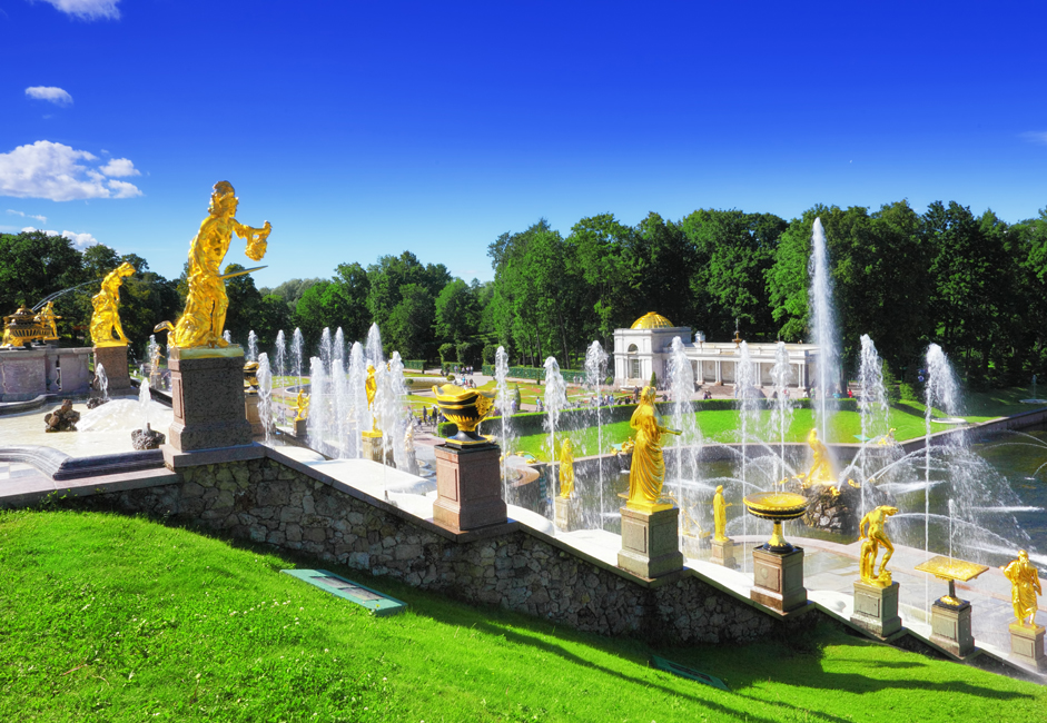 宮殿の高雅なディスプレイにより、来訪者はロシア帝室の豪奢な広間、大広間や寝室を垣間見ることができる。宮殿のすぐ下では、サ ムソン像の噴水を含む、銀色に噴き上がる噴水と金色の彫刻が列を成し、見学者はその盛観を満喫できる。段状の小滝を流れ落ちていく水は、フィンランド湾に 流入する。