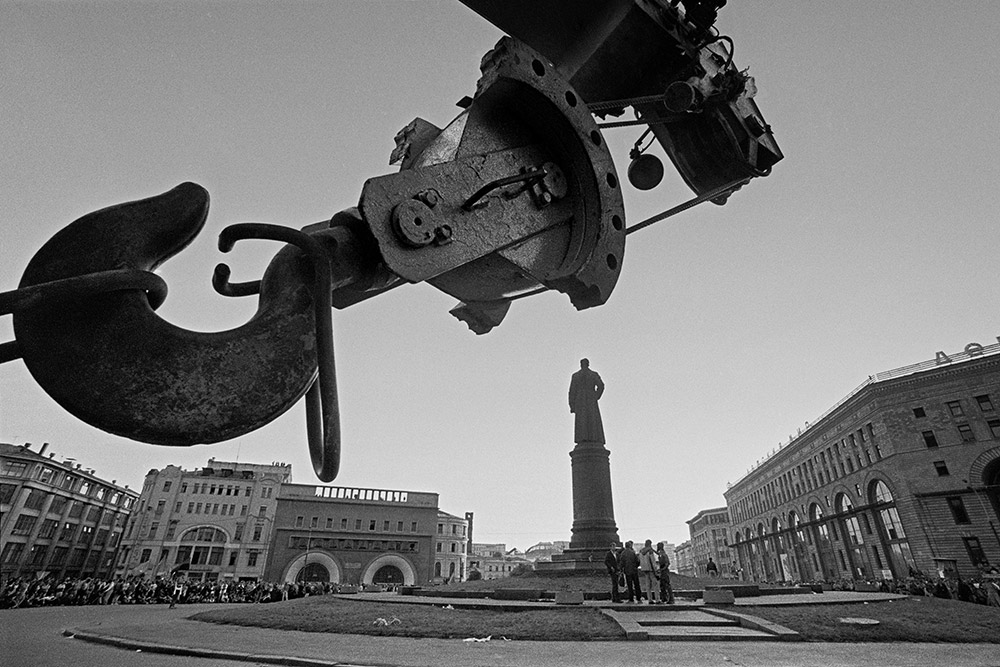1960〜90年代のモスクワとはなんだろうか。鋭いカメラは、何を捉えたのだろうか。「ルビャンカ広場」 8月、1991年・・・。ソ連の秘密警察KGB本部前にあった創設者ジェルジンスキーの銅像は、ソ連守旧派が起した8月クーデターの失敗後、引き倒された。