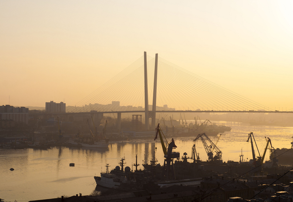 Vladivostok, située au nord-ouest de la mer du Japon, a été fondée en 1860 en tant que base militaire, et l’importance de la ville, en tant que plate-forme de la flotte pacifique, a impliqué que le port soit proche des flux commerciaux tout au long du XXème siècle. Aujourd’hui, cependant, c’est une grande source de développement pour cette ville de près de 600 000 habitants.
