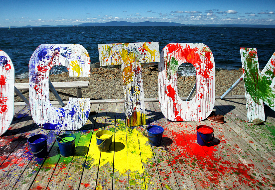 数千人の若者が8月最後の31日、ウラジオストク市にあるトカレフスキー砂州のビーチに集結。多彩な絵の具を塗りあったり、かけあったりする、世界的に有名なホーリー祭が初めてここで行われた。