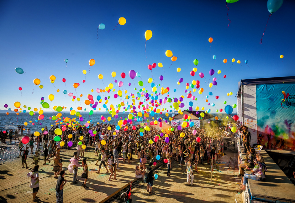 お祭りがフィナーレを迎えると、色とりどりの若者たちが、さまざまな色の風船を空に飛ばした。ホーリー祭は「エモーション」グループのファイヤー・ショーで閉幕した。