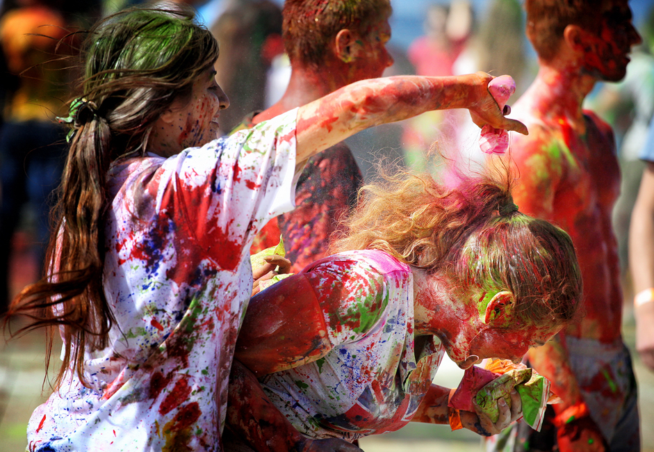 ウラジオストク・ホーリー祭の主催者であるデニス・シャロフさんによると、インドの粉絵の具数百キログラム以外にも、グワッシュ数十リットルが用意されたという。