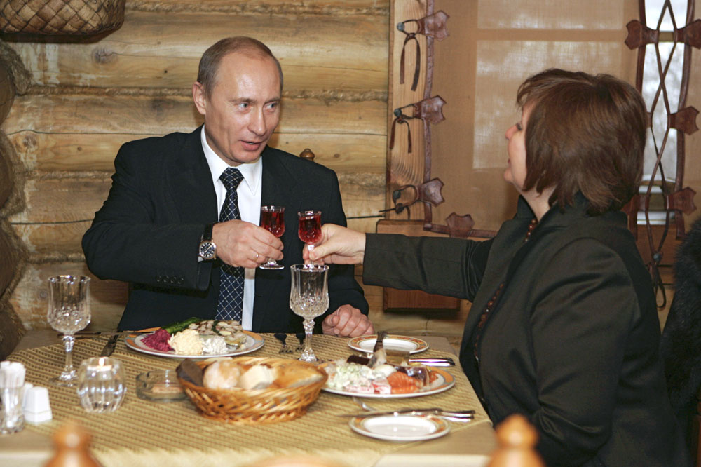 ドミトリー・ペスコフ・ロシア大統領報道官は、世界各地の訪問を含むウラジーミル・プーチン氏の仕事ぶりは周知の通りである点を指摘した。しかも、大統領は、すでに一定の期間、夫人と別居している。