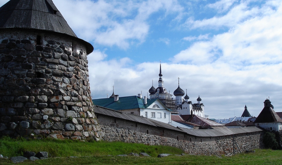 Solovecki otoci uvijek su igrali važnu ulogu u povijesti Rusije. Masivni granitni zidovi otočke tvrđave bili su nepremostiva prepreka Šveđanima i Dancima, pa čak i moćnoj engleskoj floti, koja je opsjedala Solovecki manastir u Krimskom ratu 1854.